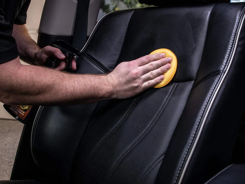 Meguiar's Gold Class Leather Conditioner Spray - Premium Car Leather Conditioner - Protect Your Car's Seats from Cracking, Fading and Drying Out - Keep It Looking and Feeling New, 16 Oz